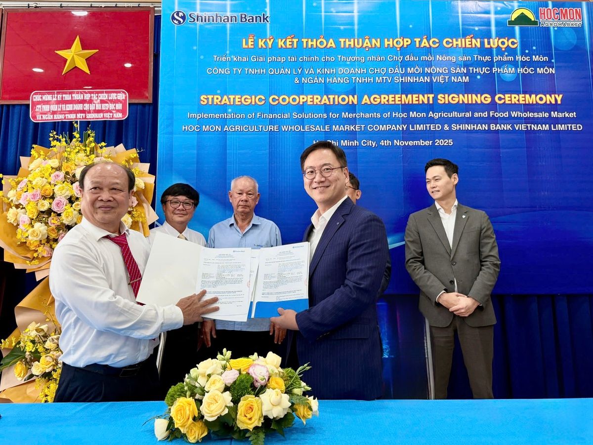 Ông Lê Văn Tiển – Giám đốc Công ty Quản lý Chợ đầu mối Nông sản Thực phẩm Hóc Môn và Ông Yang Ho Rim – Phó Tổng Giám đốc Ngân hàng Shinhan Việt Nam tại buổi lễ ký kết hợp tác.