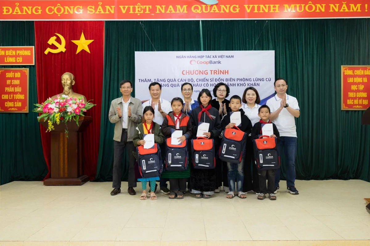 Lãnh đạo Co-opBank trao tặng quà cho các em học sinh có hoàn cảnh khó khăn do Đồn Biên phòng Lũng Cú nhận nuôi dưỡng và hỗ trợ