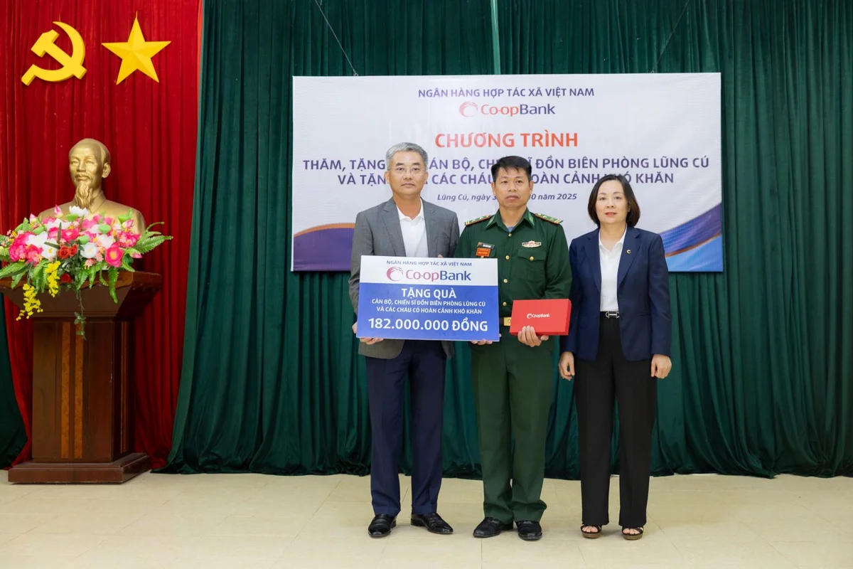 Ông Nguyễn Quốc Cường - Chủ tịch Hội đồng quản trị Co-opBank và bà Phạm Thị Hồng Minh - Tổng giám đốc Co-opBank trao tặng những phần quà ý nghĩa tới cán bộ, chiến sĩ Đồn Biên phòng Lũng Cú