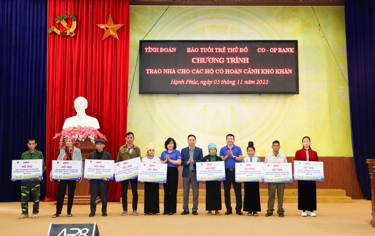 Đại diện đoàn công tác trao bảng hỗ trợ kinh phí xây sửa nhà tới các hộ gia đình khó khăn