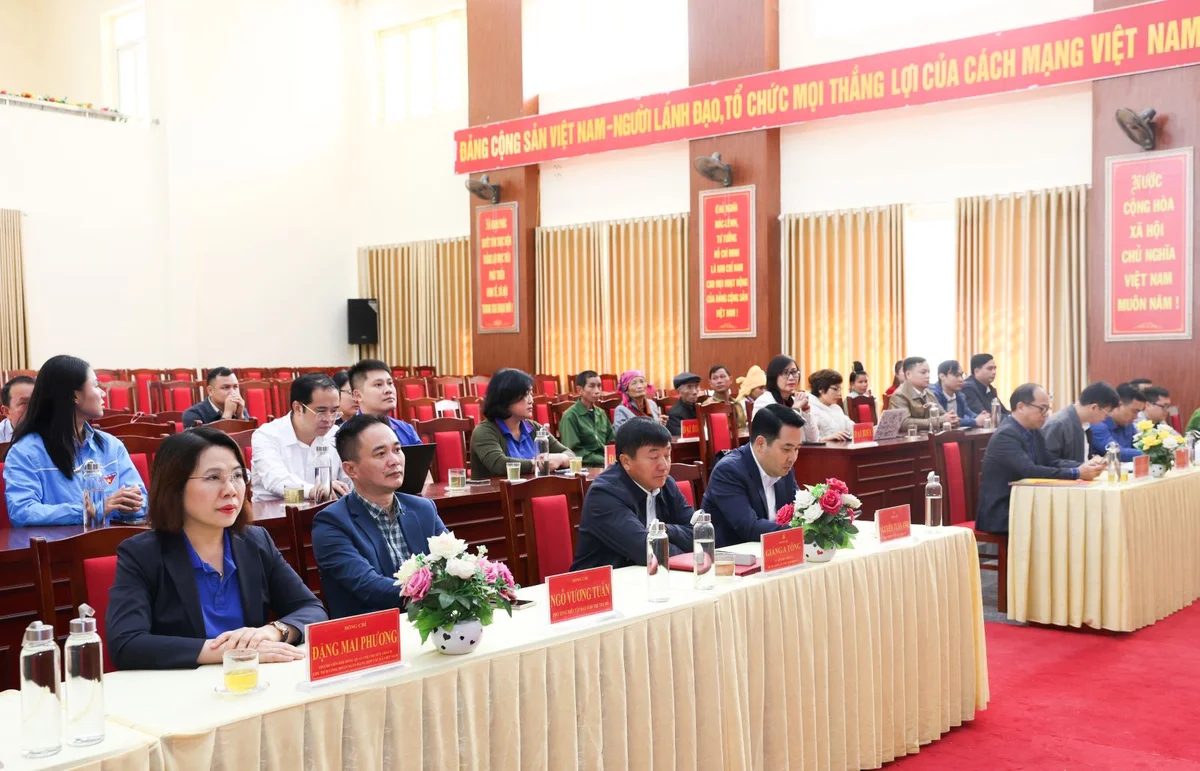 Đồng chí Nguyễn Tuấn Anh - Phó Bí thư Tỉnh ủy Lào Cai cùng các đại biểu và hộ gia đình tham dự chương trình.