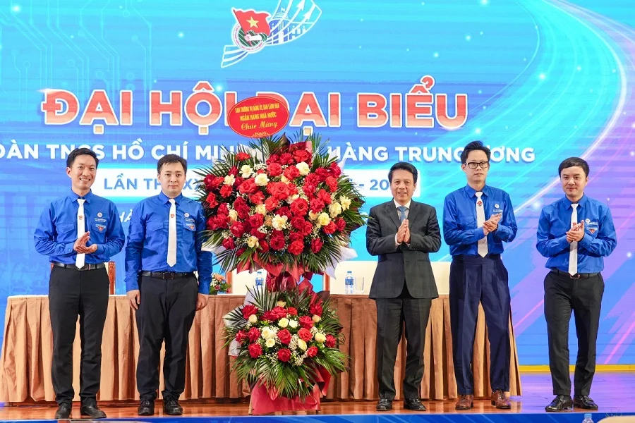 Thay mặt Ban Thường vụ Đảng ủy, Ban lãnh đạo NHNN, Phó Thống đốc Phạm Tiến Dũng tặng hoa chúc mừng Đại hội