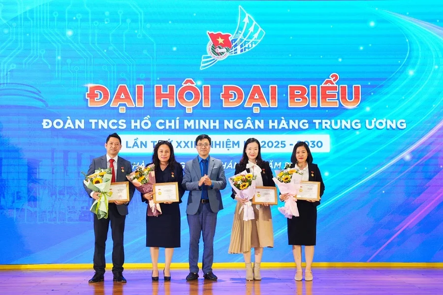 Trao Kỷ niệm chương “Vì thế hệ trẻ” của Trung ương Đoàn TNCS Hồ Chí Minh tặng các đồng chí có nhiều đóng góp trong công tác Đoàn và phong trào thanh niên tại Đại hội