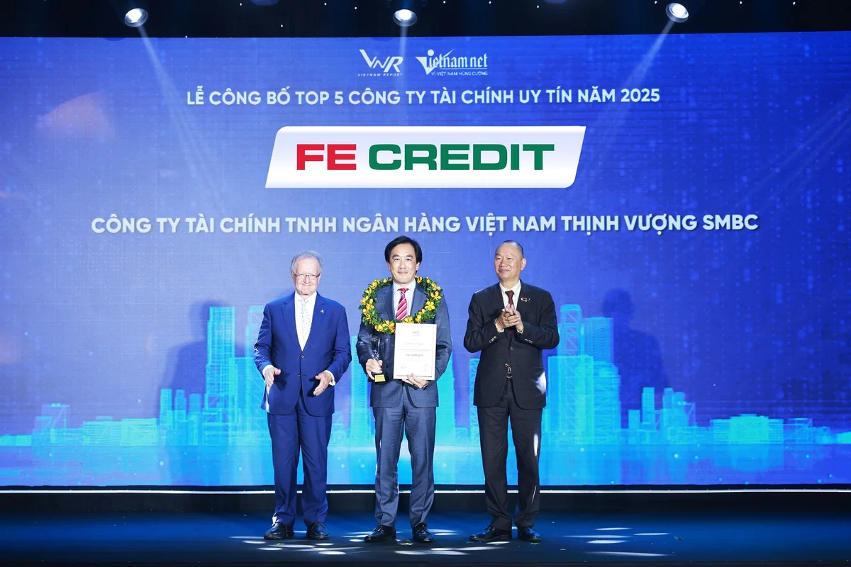FE CREDIT nhận giải thưởng Top 5 Công ty Uy tín ngành Tài chính năm 2025 (nhóm Công ty Tài chính) từ Vietnam Report. Ảnh: FE CREDIT