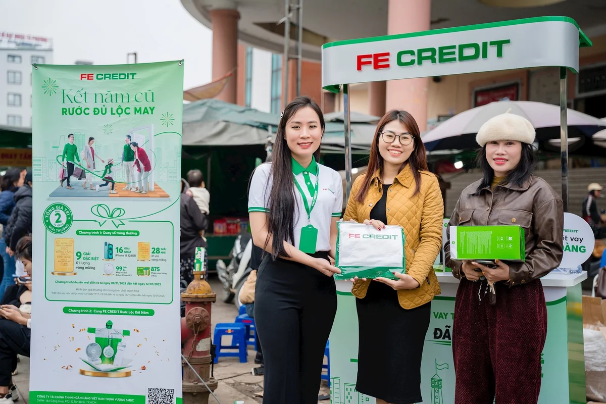 Tiểu thương háo hức nhận quà may mắn từ FE CREDIT trong dịp Tết Nguyên Đán 2025 (Ảnh: FE CREDIT)