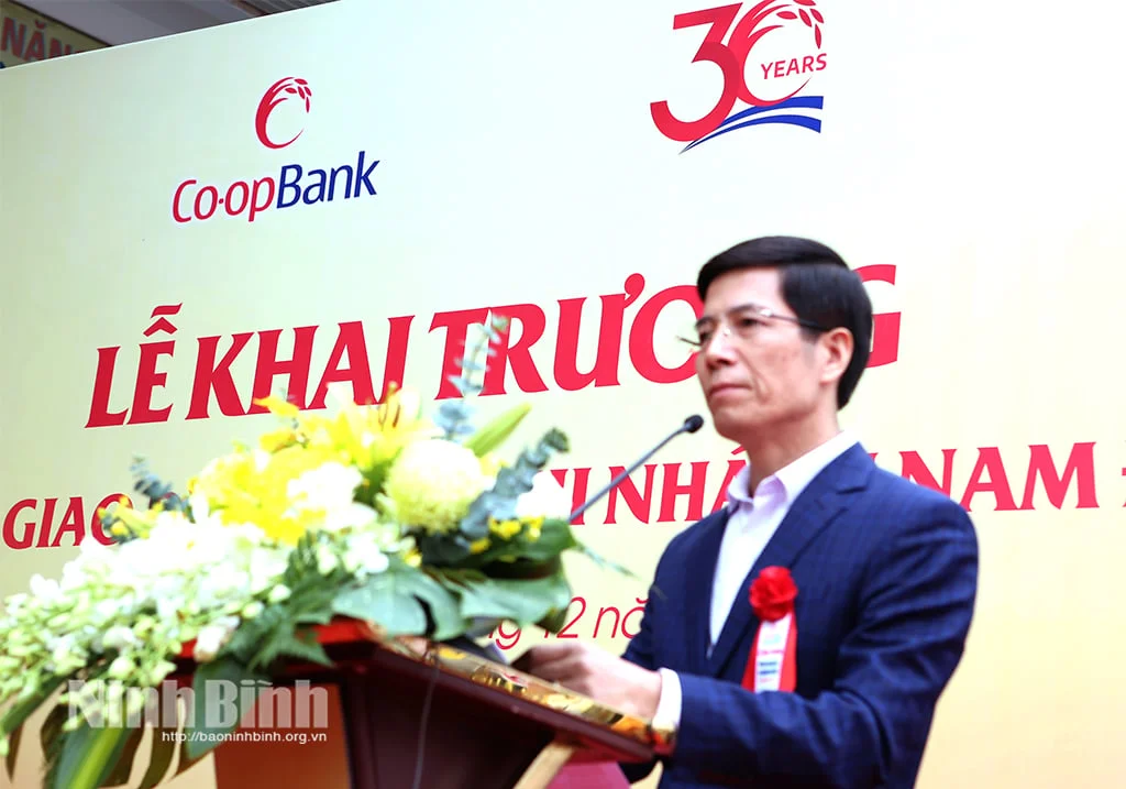 Đại diện lãnh đạo Ngân hàng Nhà nước Khu vực 7 phát biểu tại Lễ khai trương.