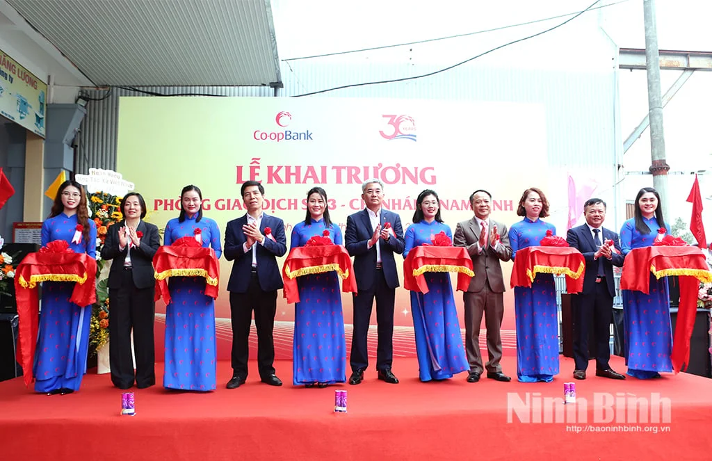 Các đại biểu cắt băng khai trương Phòng giao dịch số 3, Ngân hàng Hợp tác xã Việt Nam Chi nhánh Nam Định.