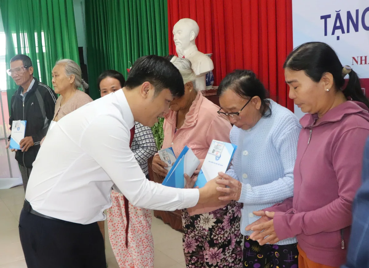 Ông Võ Tiến Nam - Phó Giám đốc Agribank Chi nhánh Đắk Lắk trao tặng thẻ BHYT cho người dân có hoàn cảnh khó khăn