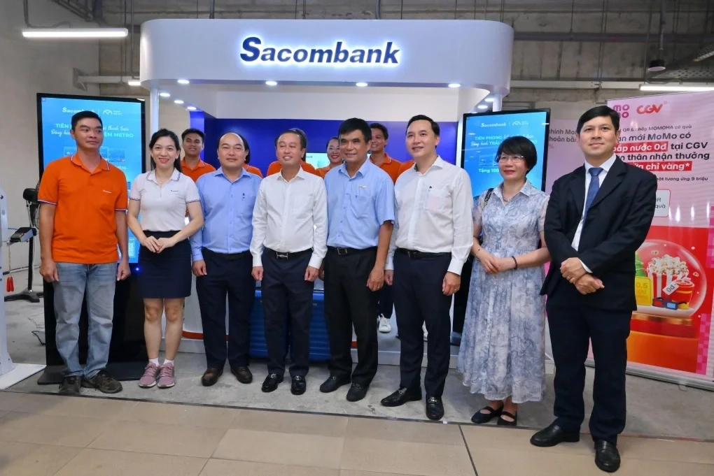 Các đại biểu chụp hình lưu niệm tại gian hàng của Sacombank. Ảnh: Sacombank
