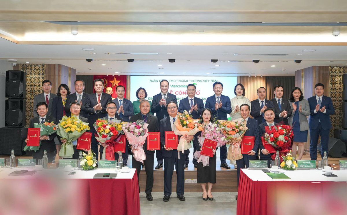 Đại diện Ban lãnh đạo Vietcombank chụp ảnh lưu niệm cùng các nhân sự lãnh đạo TSC và chi nhánh vừa được chỉ định, điều động, bổ nhiệm
