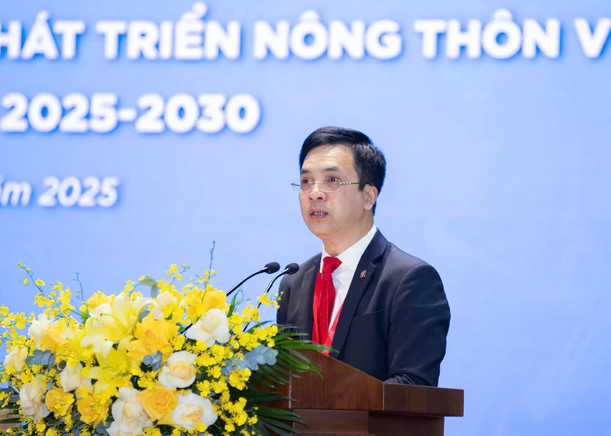 Đồng chí Nguyễn Trung Dũng, Phó Chủ tịch Thường trực Công đoàn trình bày Báo cáo nhiệm kỳ
