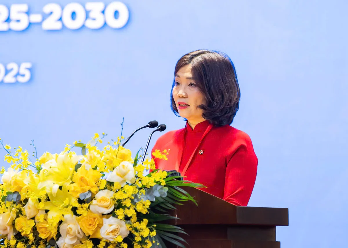 Đồng chí Từ Thị Kim Thanh, Thành viên Hội đồng thành viên, Chủ tịch Công đoàn Agribank phát biểu khai mạc Đại hội