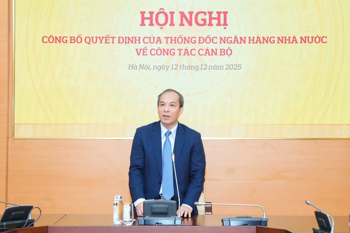 Phó Thống đốc Thường trực Đoàn Thái Sơn phát biểu giao nhiệm vụ cho hai tân Phó Cục trưởng Cục An toàn hệ thống các tổ chức tín dụng