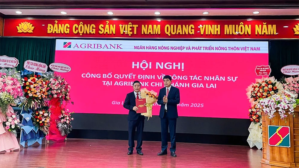 Ông Phan Ngọc Linh (bên trái) được bổ nhiệm giữ chức Giám đốc Agribank Chi nhánh Gia Lai. Ảnh: Hà Lê