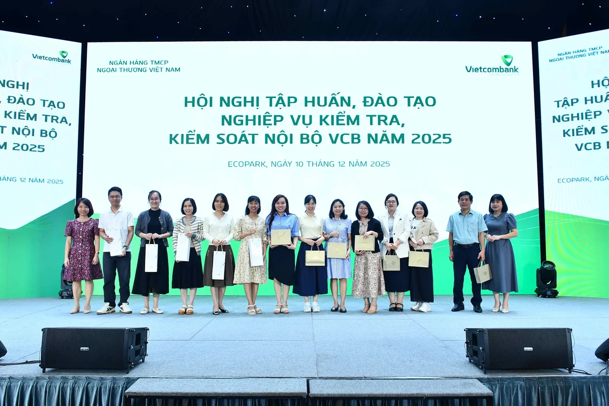 Bà Đặng Thị Vân Hà - Phó Trưởng Ban KTrNB (ngoài cùng bên trái) và bà Trần Thị Thu Cúc - Phó Trưởng Ban KTrNB (ngoài cùng bên phải) tặng quà cho các học viên đạt giải Ba