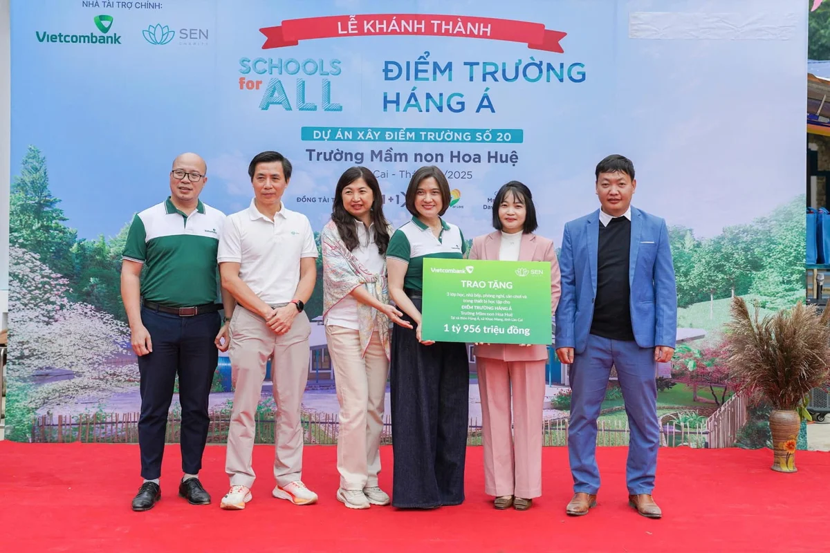 Bà Phùng Nguyễn Hải Yến Phó TGĐ, Chủ tịch Công đoàn TSC Vietcombank (thứ 3 từ phải sang) cùng các nhà tài trợ trao tặng biển công trình điểm trường Háng Á