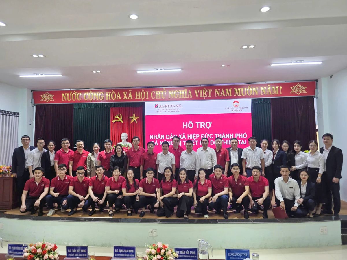 Đại diện nhà tài trợ, chính quyền địa phương xã Hiệp Đức chụp hình lưu niệm. Ảnh: T.H.