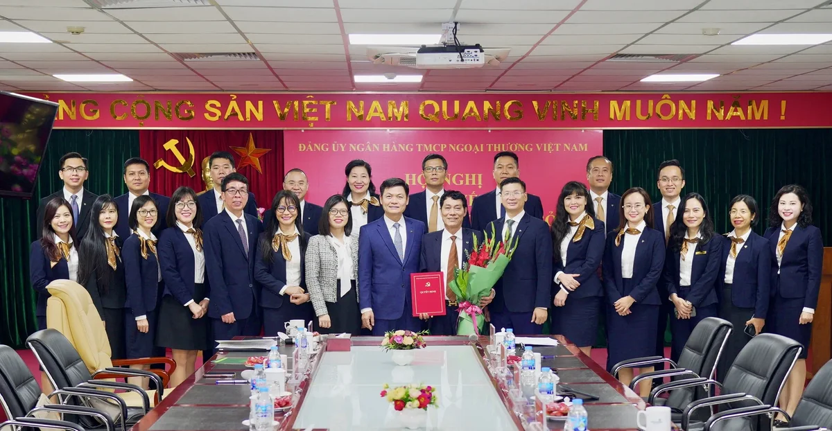 Đồng chí Nguyễn Danh Phương - Phó Bí thư Trường trực Đảng ủy Vietcombank (đứng hàng 1, thứ 8 từ trái sang), các đồng chí đại diện lãnh đạo một số đơn vị tham mưu giúp việc của Đảng ủy chụp ảnh lưu niệm cùng Ban Chấp hành Đảng bộ, các cán bộ chủ chốt của chi nhánh Nam Hà Nội