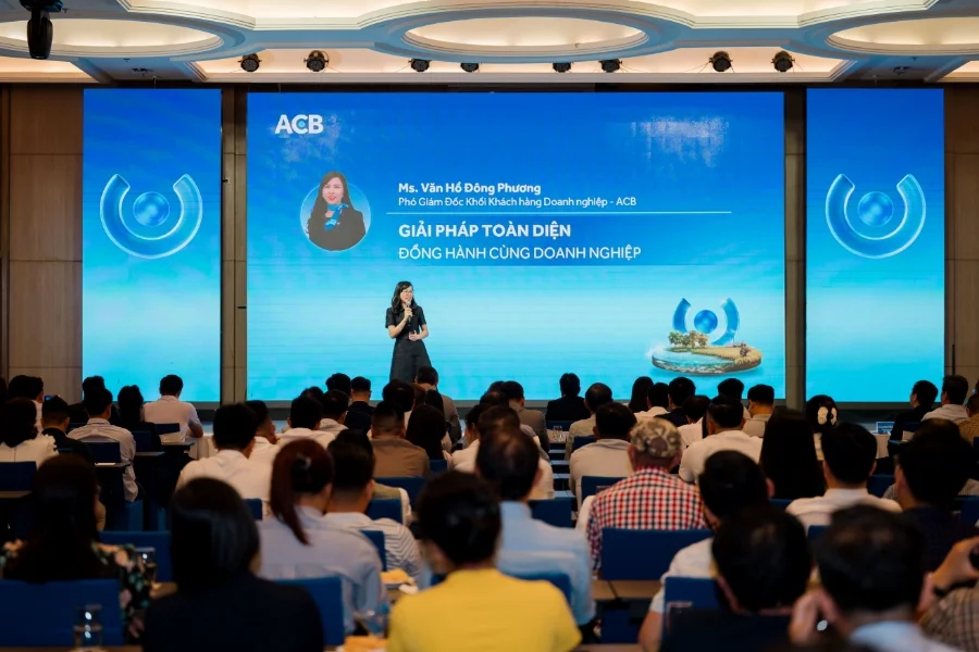 Bà Văn Hồ Đông Phương - Phó Giám đốc Khối Khách hàng doanh nghiệp ACB chia sẻ giải pháp tài chính của ACB tại Hội nghị.
