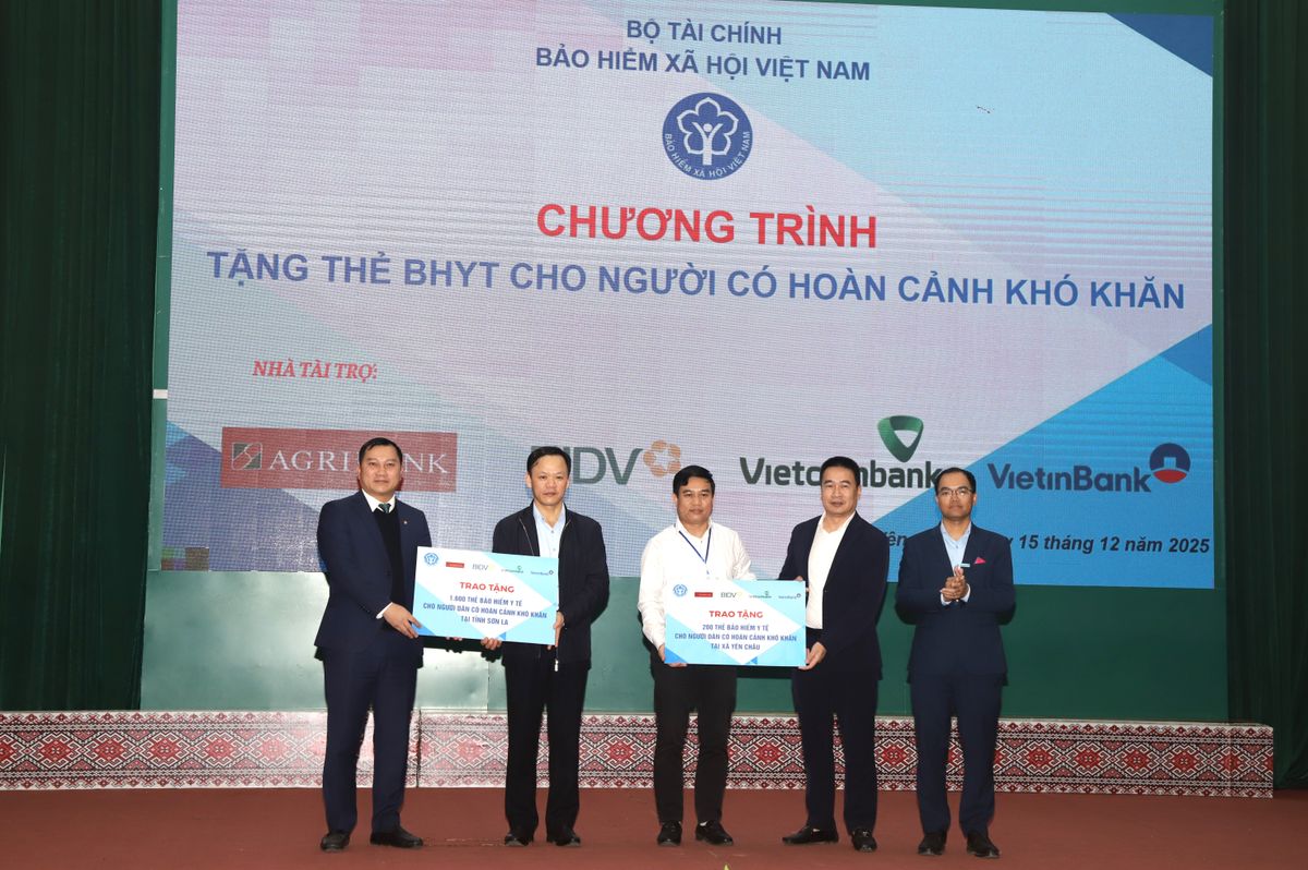 Agribank đồng hành cùng BHXH Việt Nam tặng 1.600 thẻ BHYT cho người dân có hoàn cảnh khó khăn ở tỉnh Sơn La