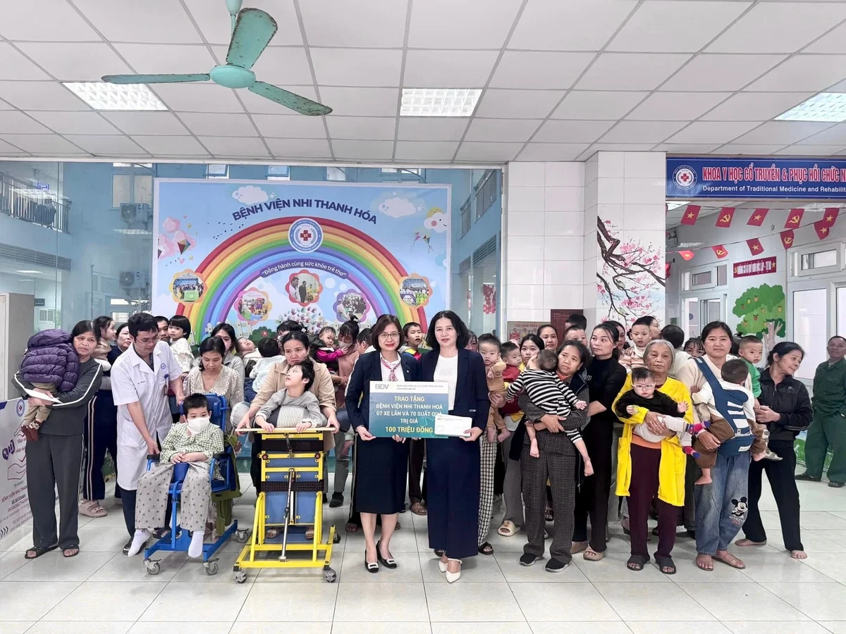 BIDV Lam Sơn trao gửi các phần quà đến với Bệnh viện nhi Thanh Hoá