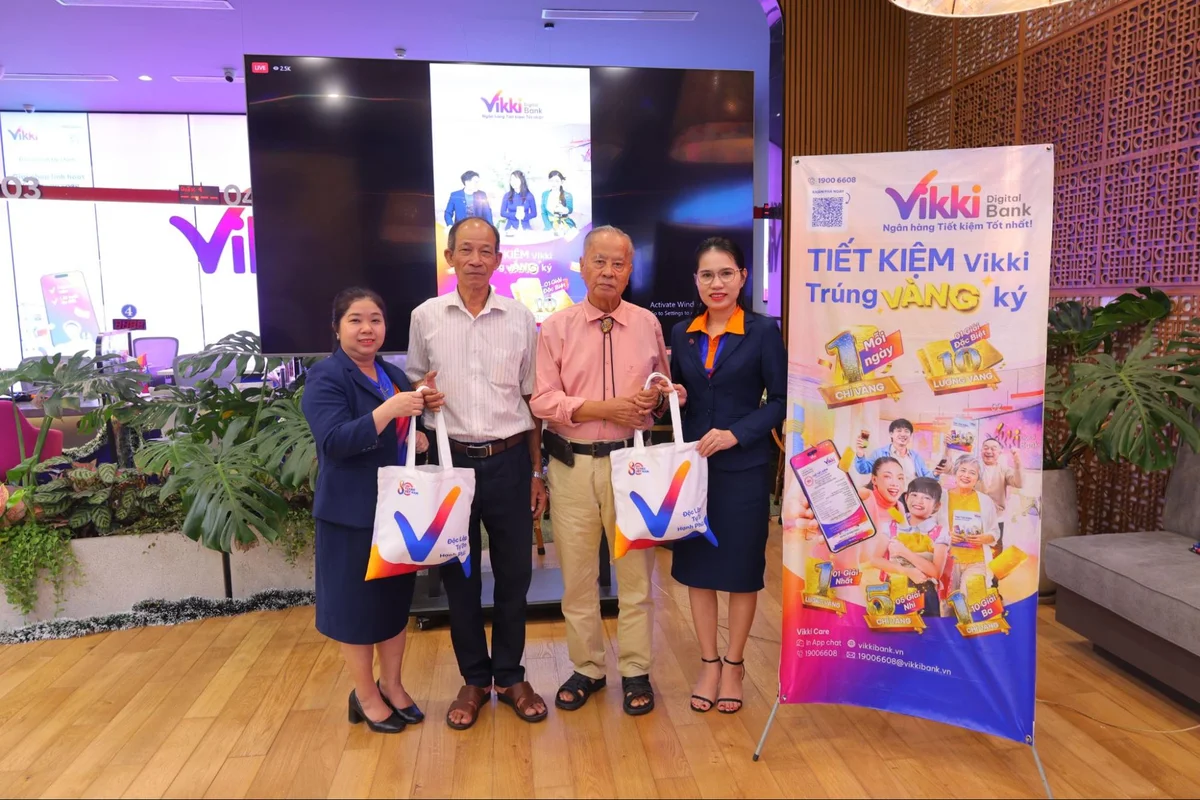 Chị Võ Thị Diệu – Giám đốc PGD Bạch Đằng (ngoài cùng bên phải) và chị Nguyễn Thu Hằng – giám đốc PGD Thanh Đa trao quà cho khách hàng tham gia Megalive “TIẾT KIỆM Vikki – Trúng VÀNG ký” Thứ Bảy ngày 13/12/2025