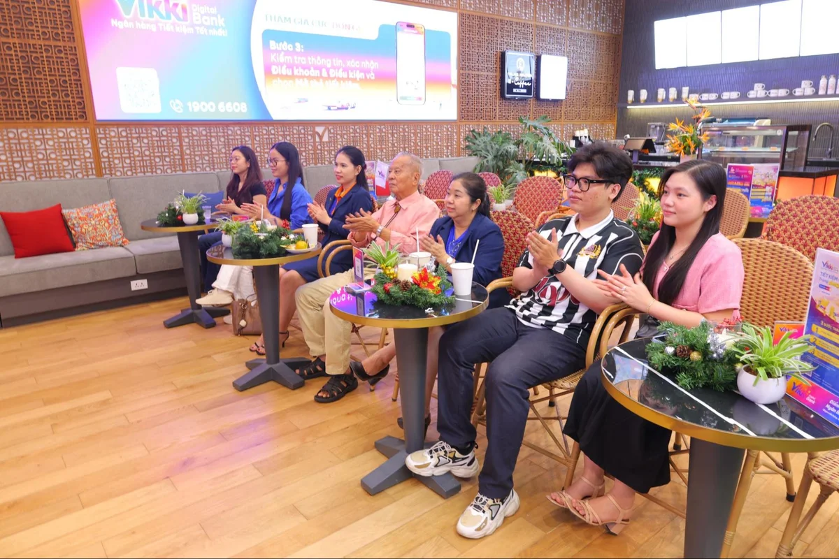 CBNV và khách hàng Vikki Bank đang chia vui với những khách hàng may mắn tại Megalive “TIẾT KIỆM Vikki – Trúng VÀNG ký” Thứ Bảy ngày 13/12/2025