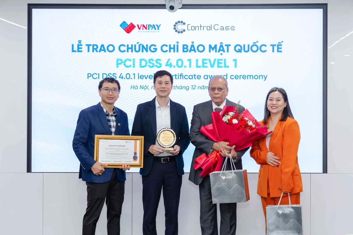 Ban lãnh đạo VNPAY chụp ảnh lưu niệm cùng đại diện Control Case.