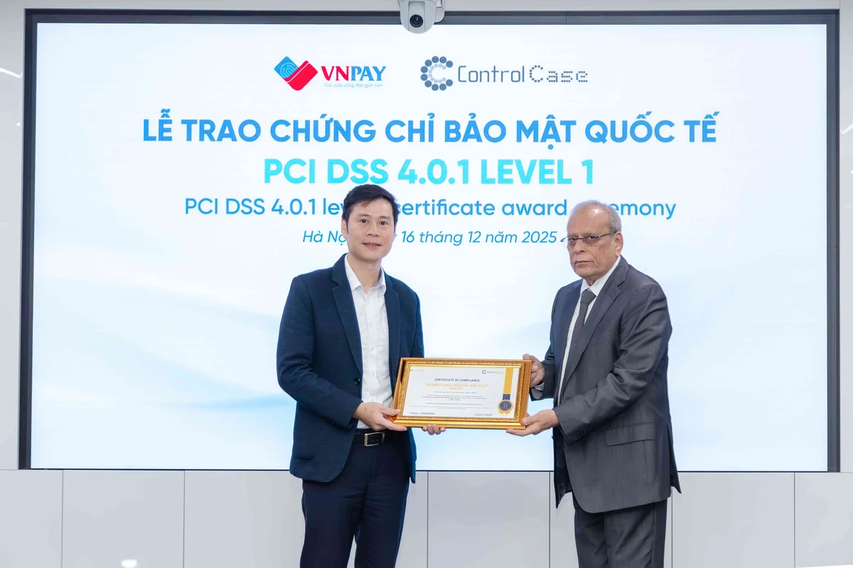 Ông Trần Mạnh Cường - Phó Tổng Giám đốc VNPAY - nhận chứng chỉ PCI DSS cấp cao nhất.