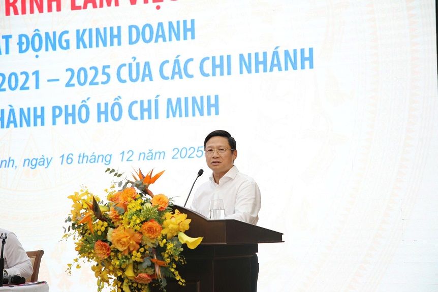 Đồng chí Võ Minh Tuấn – Giám đốc Ngân hàng Nhà nước chi nhánh Khu vực II chúc mừng kết quả của Agribank trong thực hiện Phương án tái cơ cấu giai đoạn 2021 – 2025