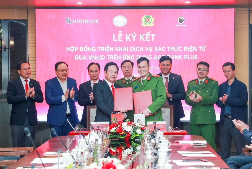 Agribank và Trung tâm RAR - Bộ Công an ký kết triển khai dịch vụ xác thực điện tử qua VNeID trên ứng dụng Agribank Plus ngày 23/12/2024