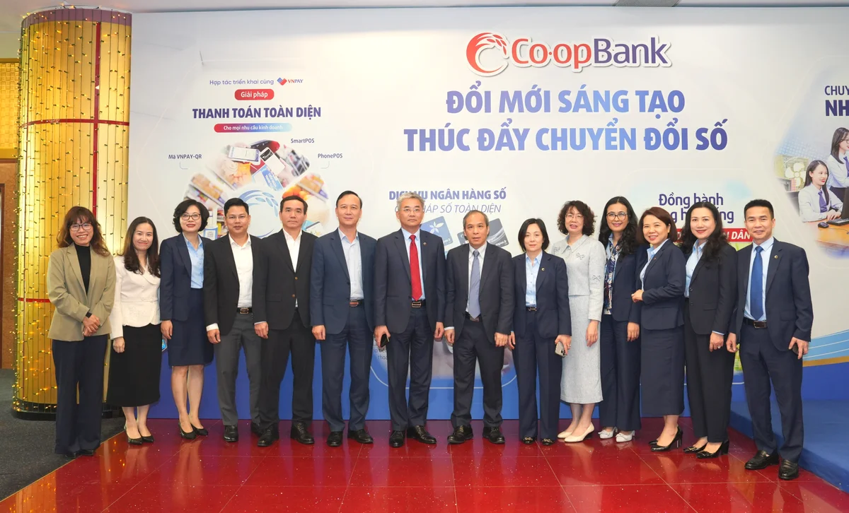 Phó Bí thư Thường trực Đảng ủy, Phó Thống đốc Thường trực NHNN Việt Nam Đoàn Thái Sơn, các đại biểu tham dự chụp ảnh lưu niệm cùng Ban lãnh đạo Co-opBank bên lề Hội nghị