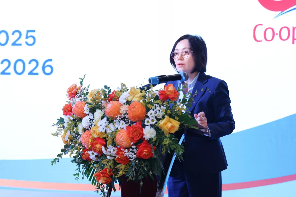 Phát biểu tại Hội nghị, bà Phạm Thị Hồng Minh - Phó Bí thư Đảng ủy, Thành viên Hội đồng quản trị, Tổng giám đốc Co-opBank cho biết: năm 2026, Co-opBank tiếp tục đổi mới, triển khai quyết liệt các chỉ đạo của Ban Lãnh đạo NHNN, tiếp tục thực hiện tốt chức trách nhiệm vụ là ngân hàng của QTDND