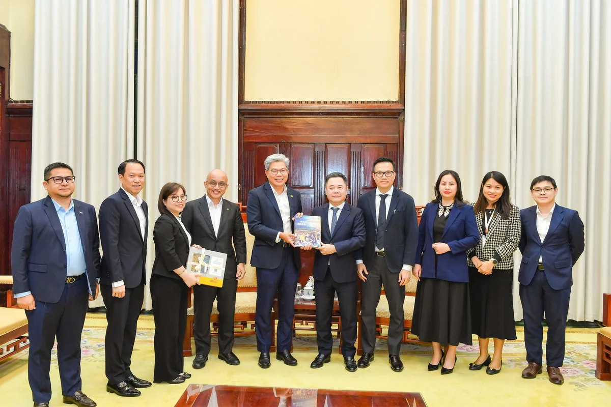 Phó Thống đốc Nguyễn Ngọc Cảnh tiếp xã giao ông Khairussaleh Ramli- Chủ tịch kiêm Tổng Giám đốc Tập đoàn Maybank