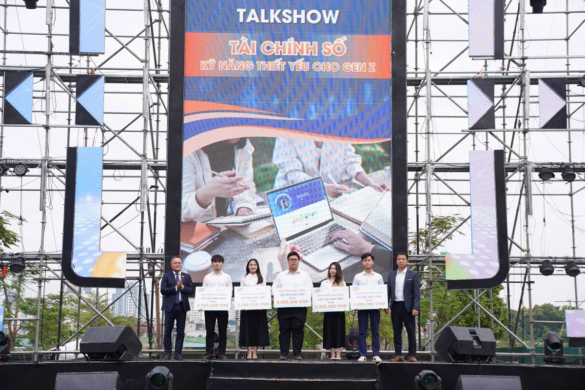 Dịp này, Sacombank và các đối tác cũng trao 39 suất học bổng trị giá 93 triệu đồng cho sinh viên có thành tích nổi bật, thể hiện sự đồng hành bền bỉ dành cho thế hệ trẻ.
