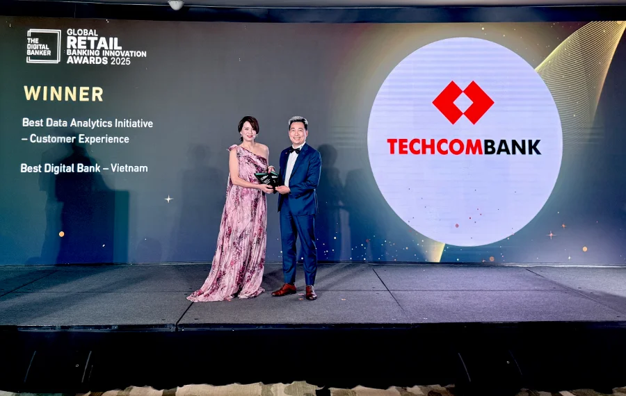 Đại diện Techombank nhận giải “Sáng kiến phân tích dữ liệu tốt nhất”.