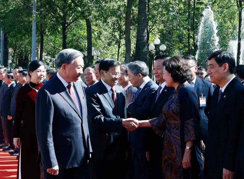 Lễ đón trọng thể Tổng Bí thư Tô Lâm và Phu nhân tại thủ đô Viêng Chăn (Lào)