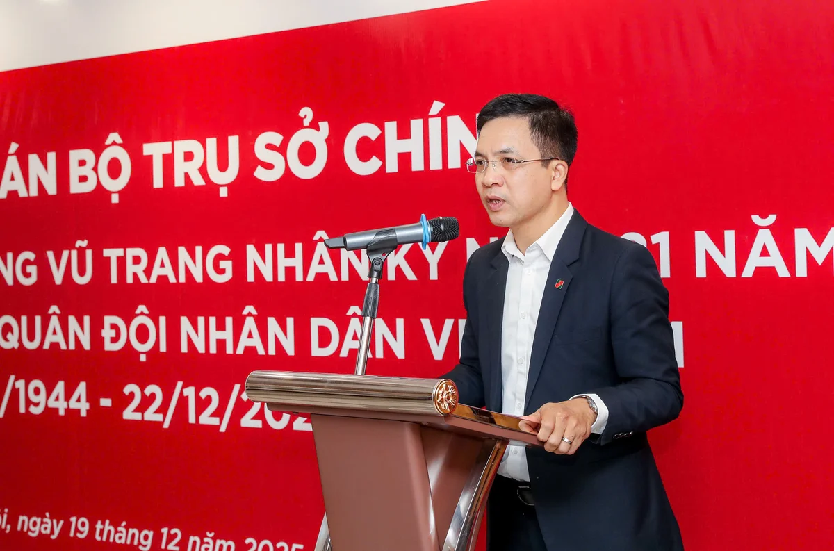Đồng chí Nguyễn Trung Dũng - Phó Chủ tịch Thường trực Công đoàn Agribank phát biểu tại buổi gặp mặt