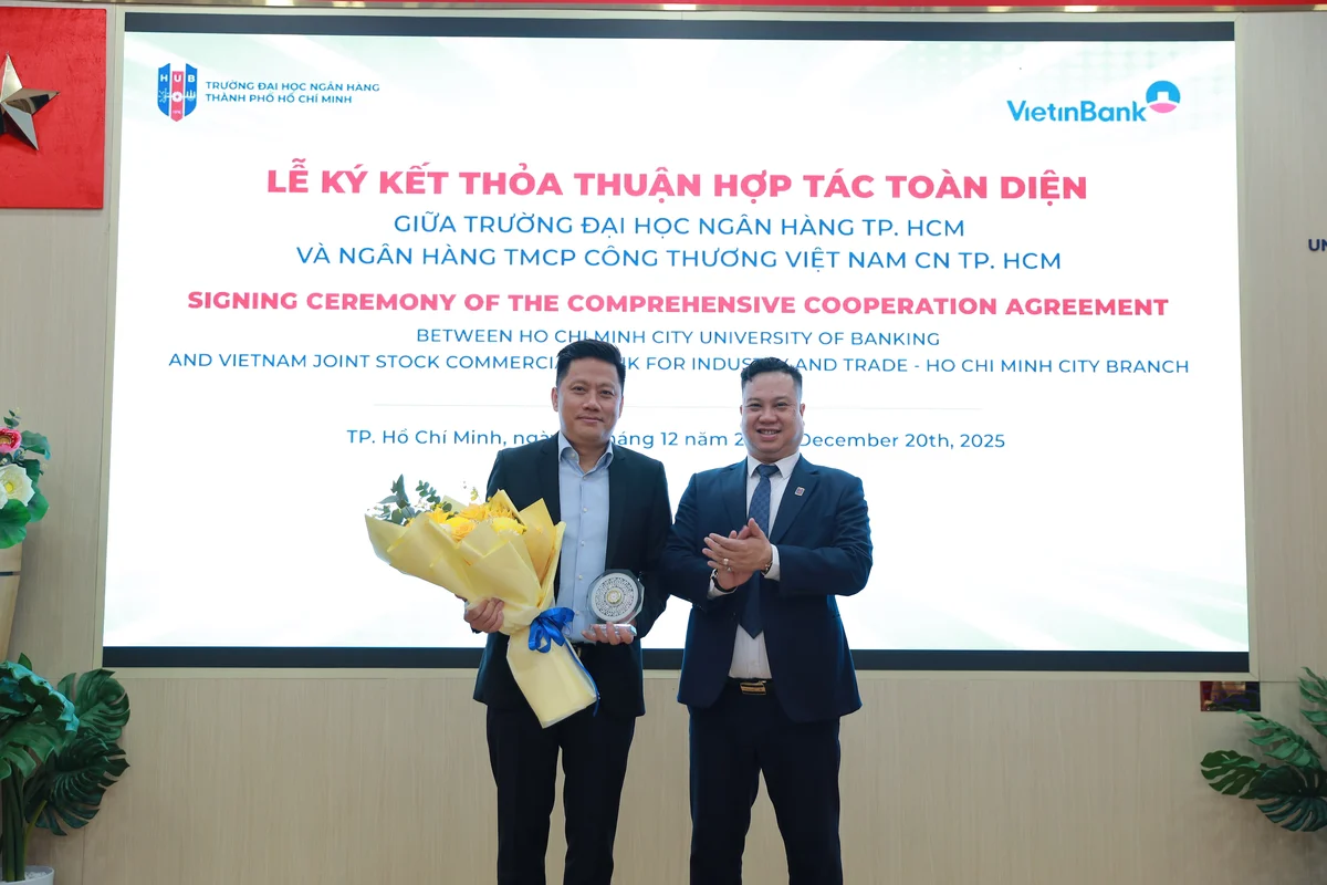 Đại diện Vietinbank nhận hoa và quà lưu niệm từ HUB