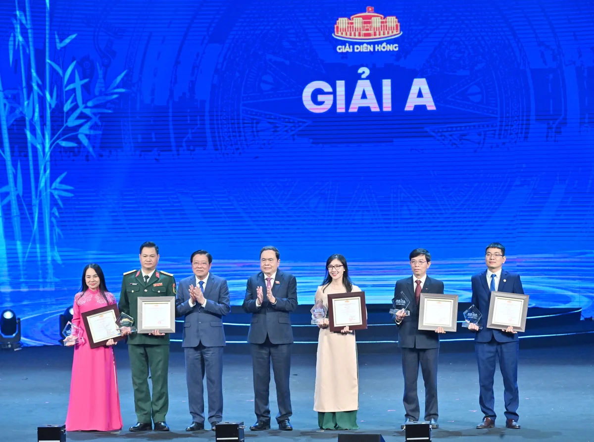 Chủ tịch Quốc hội Trần Thanh Mẫn trao giải cho các tác phẩm đạt giải A