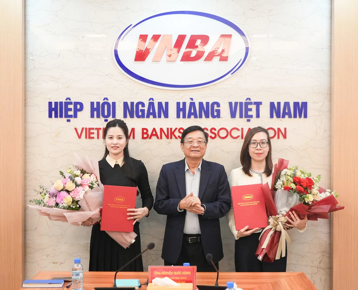 TS Nguyễn Quốc Hùng trao quyết định bổ nhiệm cho hai cán bộ Cơ quan Thường Trực