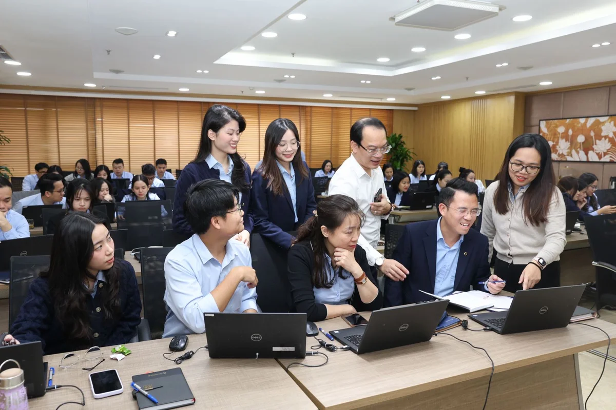 Các học viên đang trao đổi, thảo luận sôi nổi về chủ đề chuyển đổi số và ứng dụng AI trong hoạt động xử lý thông tin