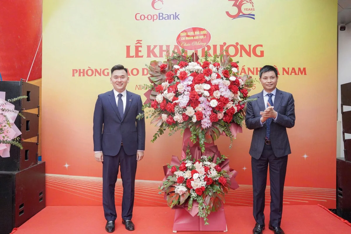Ông Ngô Lam Sơn - Phó Giám đốc NHNN Khu vực 7 chúc mừng Co-opBank chi nhánh Hà Nam tại Lễ Khai trương PGD số 1
