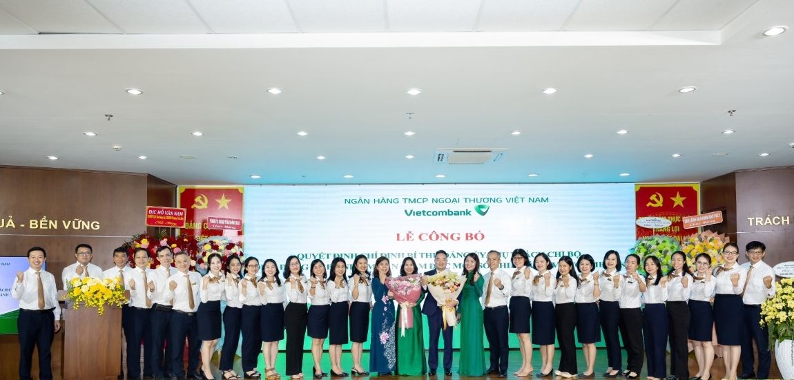 Tập thể cán bộ chủ chốt chụp ảnh lưu niệm cùng đ/c tân Bí thư Đảng ủy, Giám đốc Vietcombank Đồng Nai