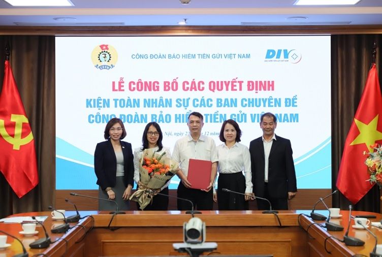 Thành viên Ban Quan hệ lao động nhận quyết định và chụp ảnh lưu niệm