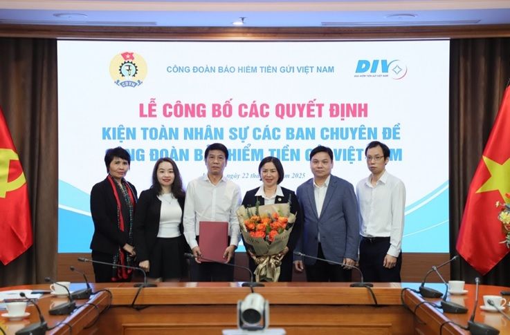 Thành viên Ban Công tác Công đoàn nhận quyết định và chụp ảnh lưu niệm