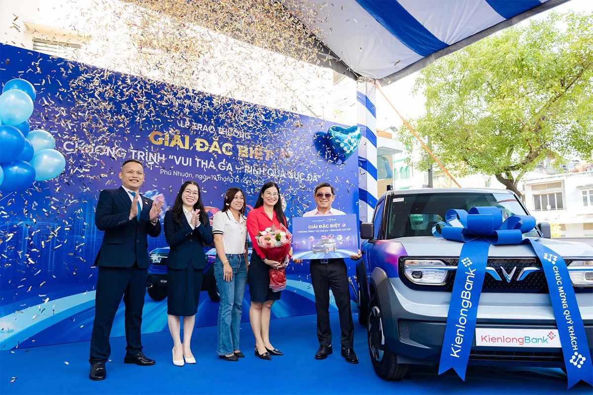KienlongBank trao tặng xe ô tô điện VinFast VF3 cho khách hàng may mắn trong chương trình Megasale 30 năm