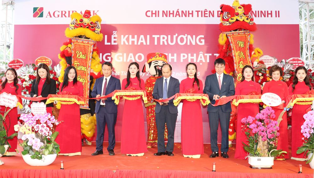 Các đại biểu cắt băng khai trương Phòng Giao dịch Phật Tích.