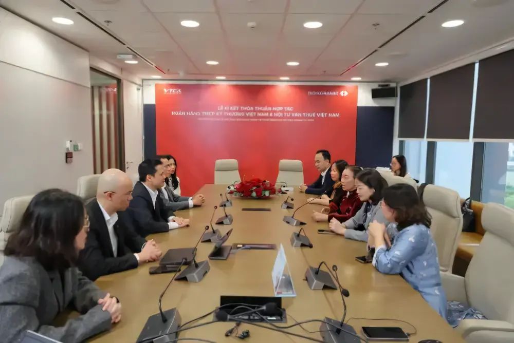 Hai bên trao đổi các nội dung hợp tác.