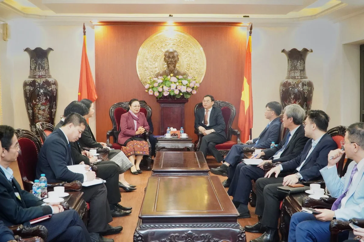 Tổng Giám đốc VDB tiếp và làm việc với Đại sứ Lào: Thúc đẩy hợp tác đầu tư hạ tầng và phát triển bền vững